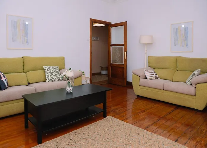 Comodo Y Espacioso En By